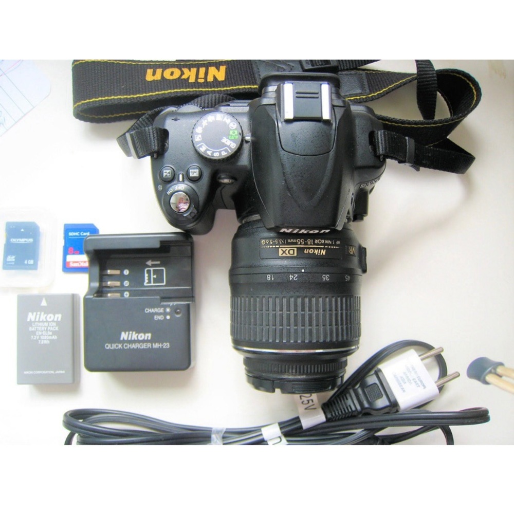Nikon D3000 digital camera w case and extra lenses